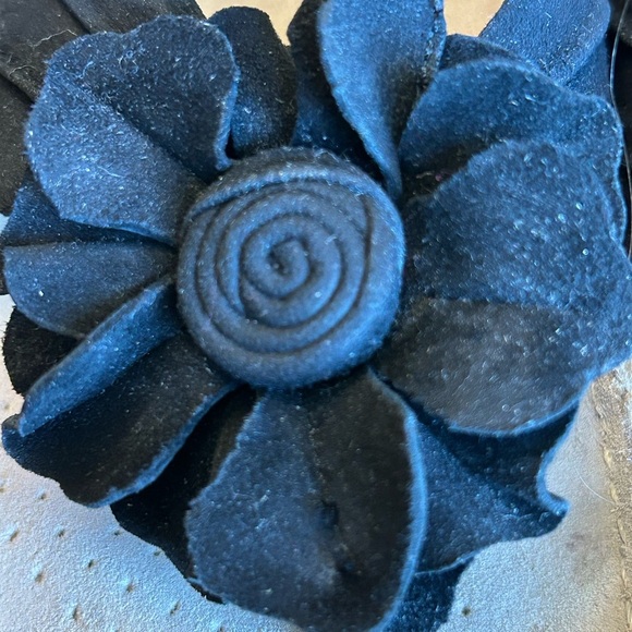 Earth Origins Black Leather Flower Sandals Comfortable Foot Support. Size 8 - Picture 4 of 10